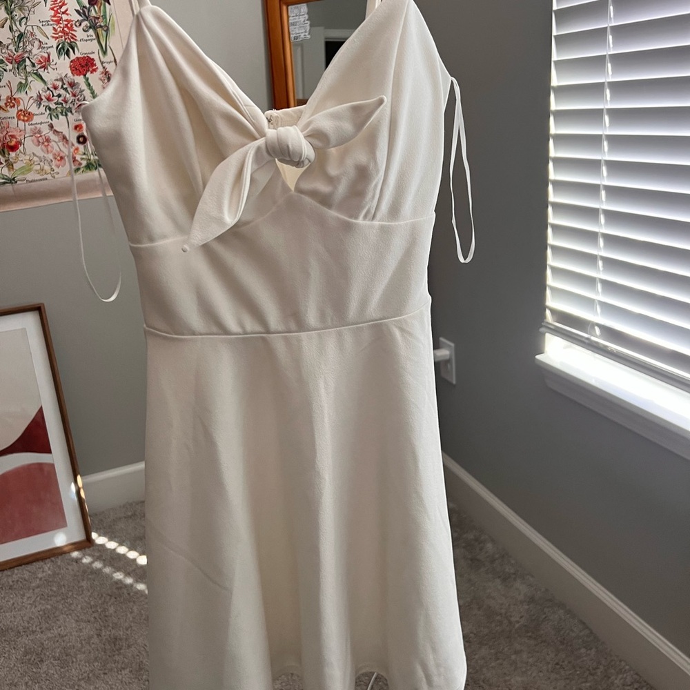 Chic Strapless White Dress with Bow Detail